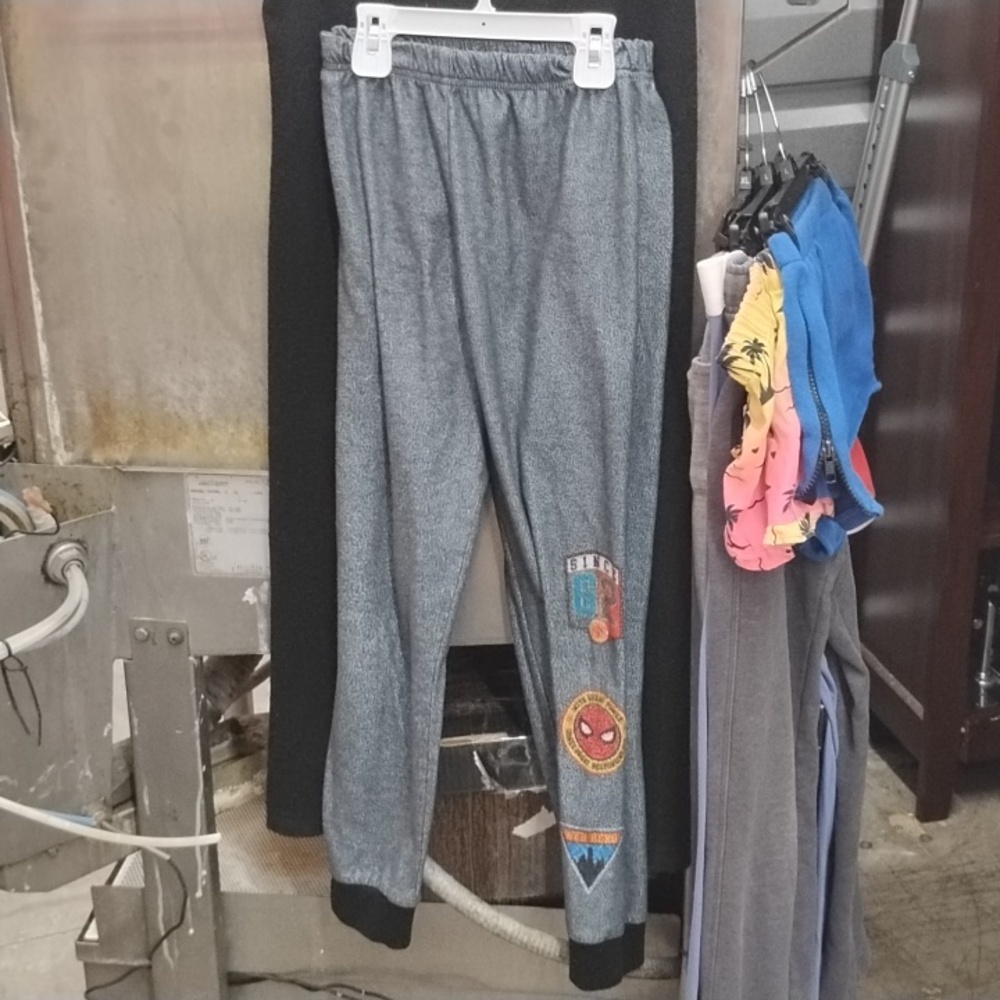 AME marvel studios size M boys pants